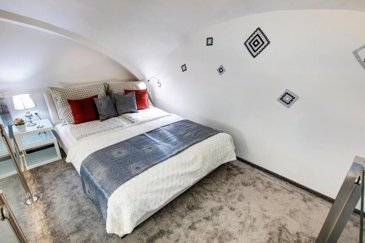 Sweet Dreams In The Heart Of The City Apartment Budapest Room photo