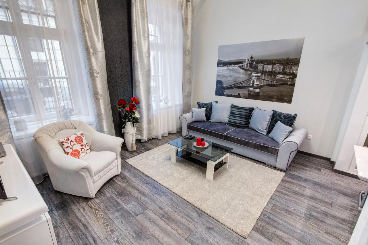Sweet Dreams In The Heart Of The City Apartment Budapest Room photo