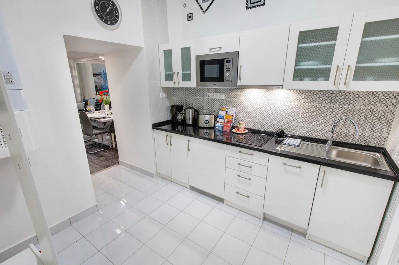 Sweet Dreams In The Heart Of The City Apartment Budapest Room photo