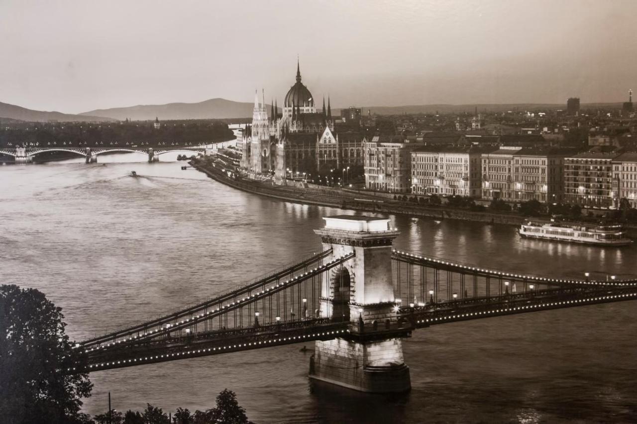 Sweet Dreams In The Heart Of The City Apartment Budapest Room photo