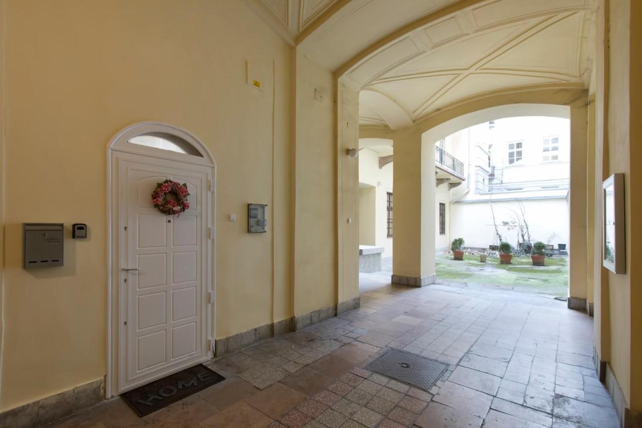 Sweet Dreams In The Heart Of The City Apartment Budapest Room photo